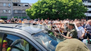 Automobilom kroz kolonu